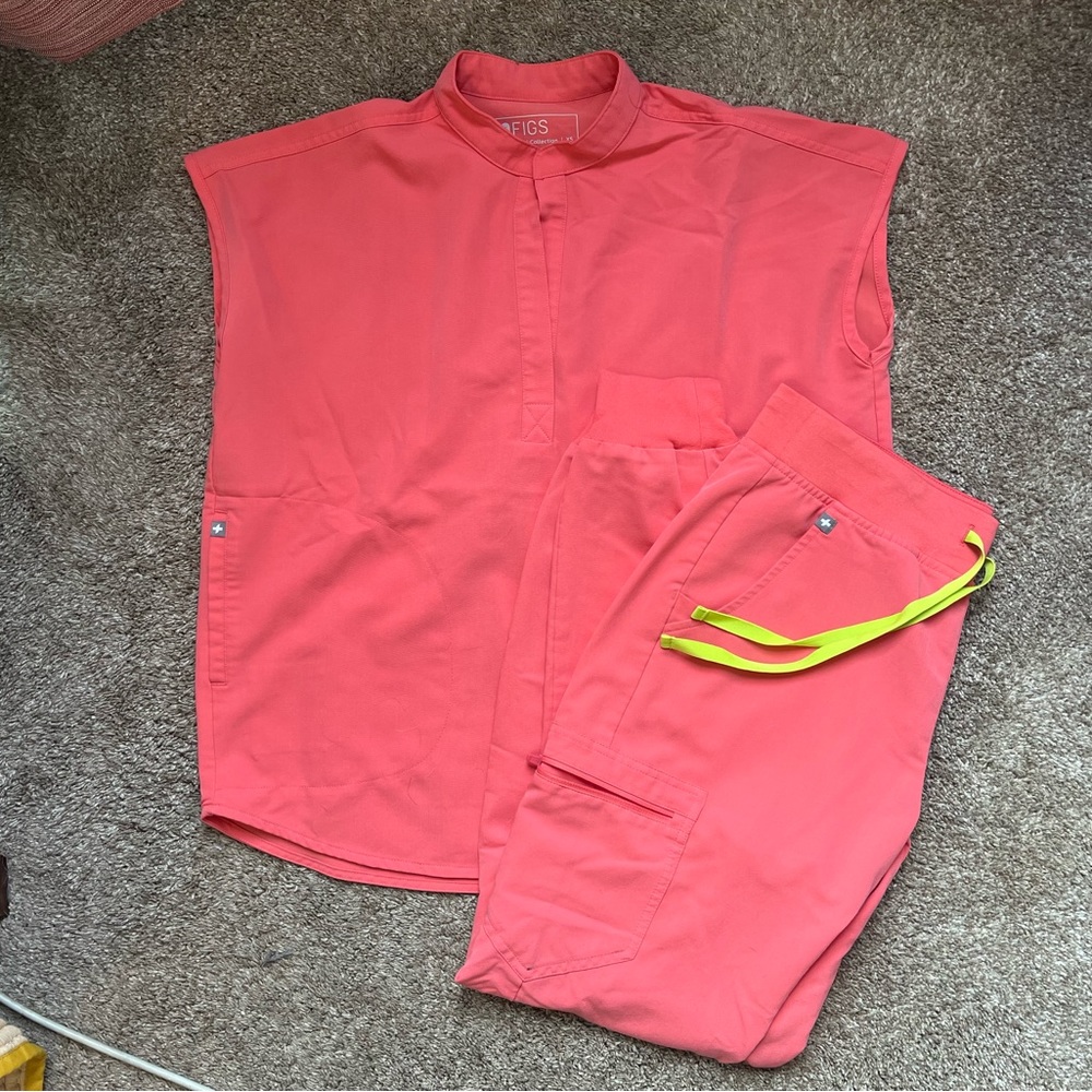 Figs hot coral set (XS top, ST bottom)